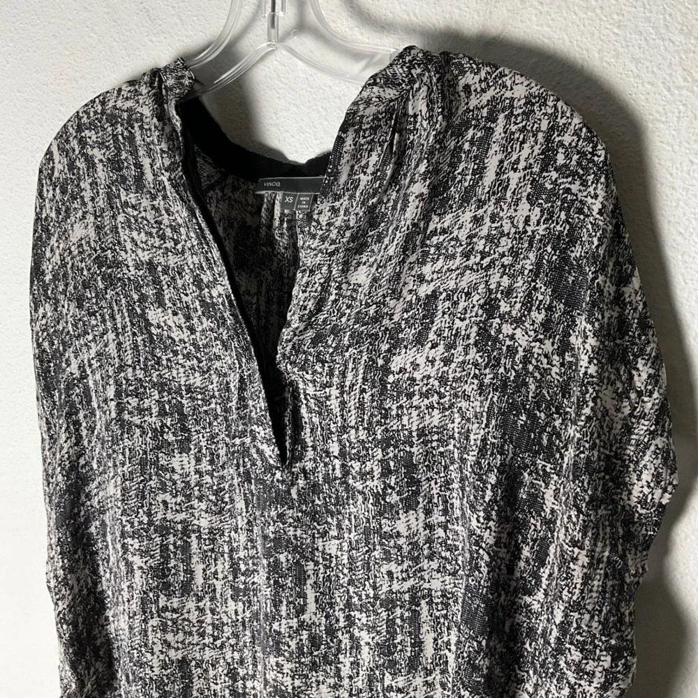 VINCE Silk Top Blouse Short Sleeve‎ Vee Placket Lightweight Black White Size XS